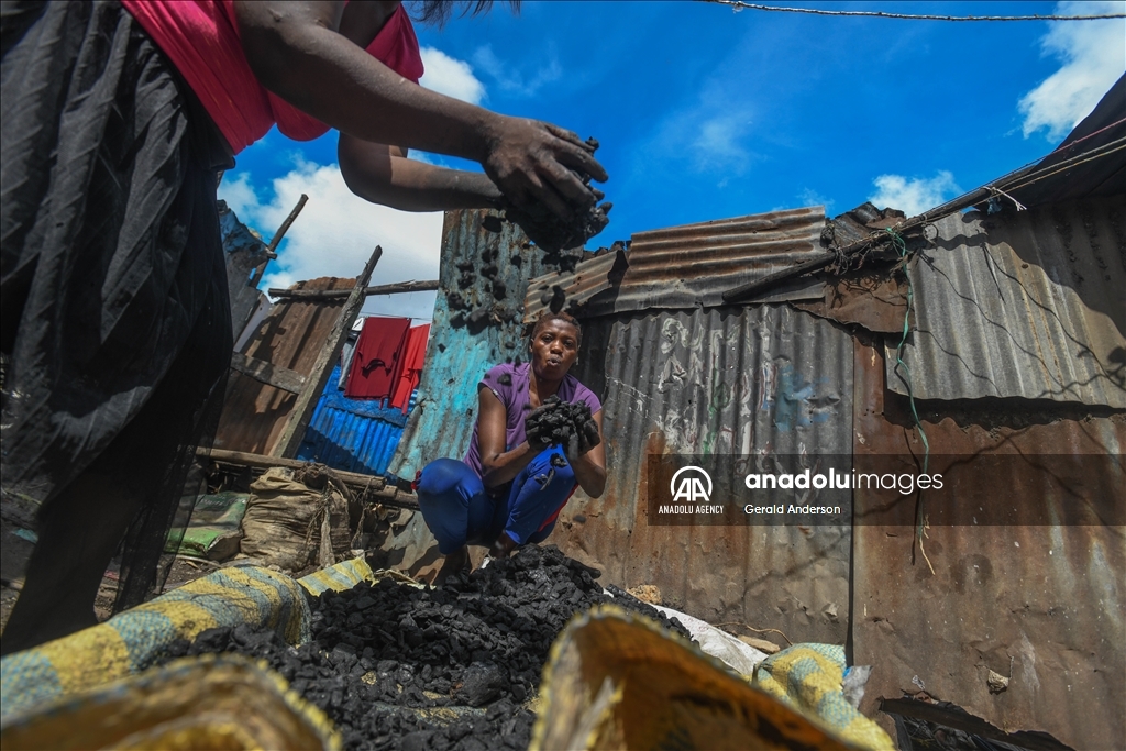 Жители трущоб в Кении добывают уголь примитивными методами