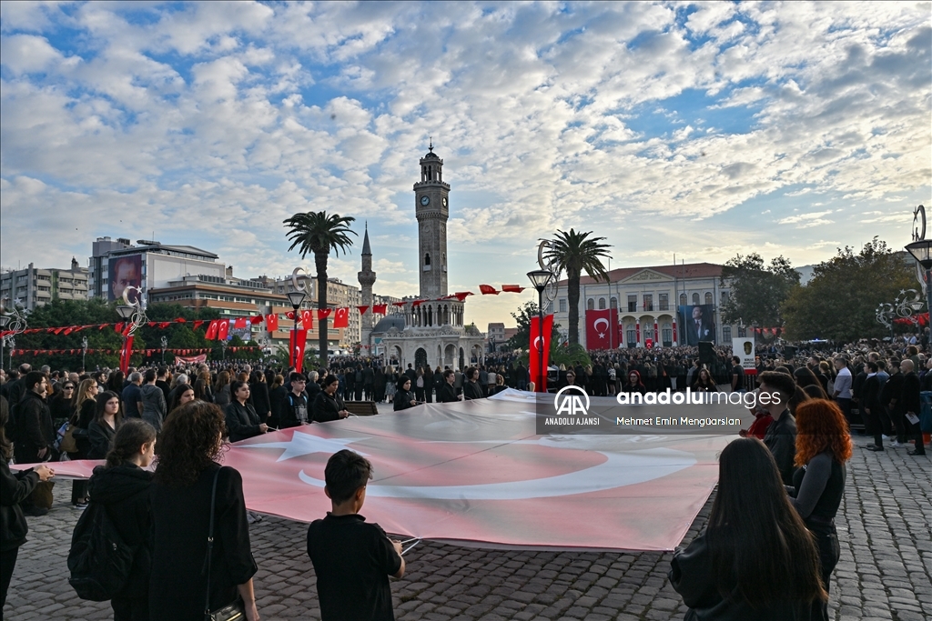 Büyük Önder Atatürk'ü anıyoruz