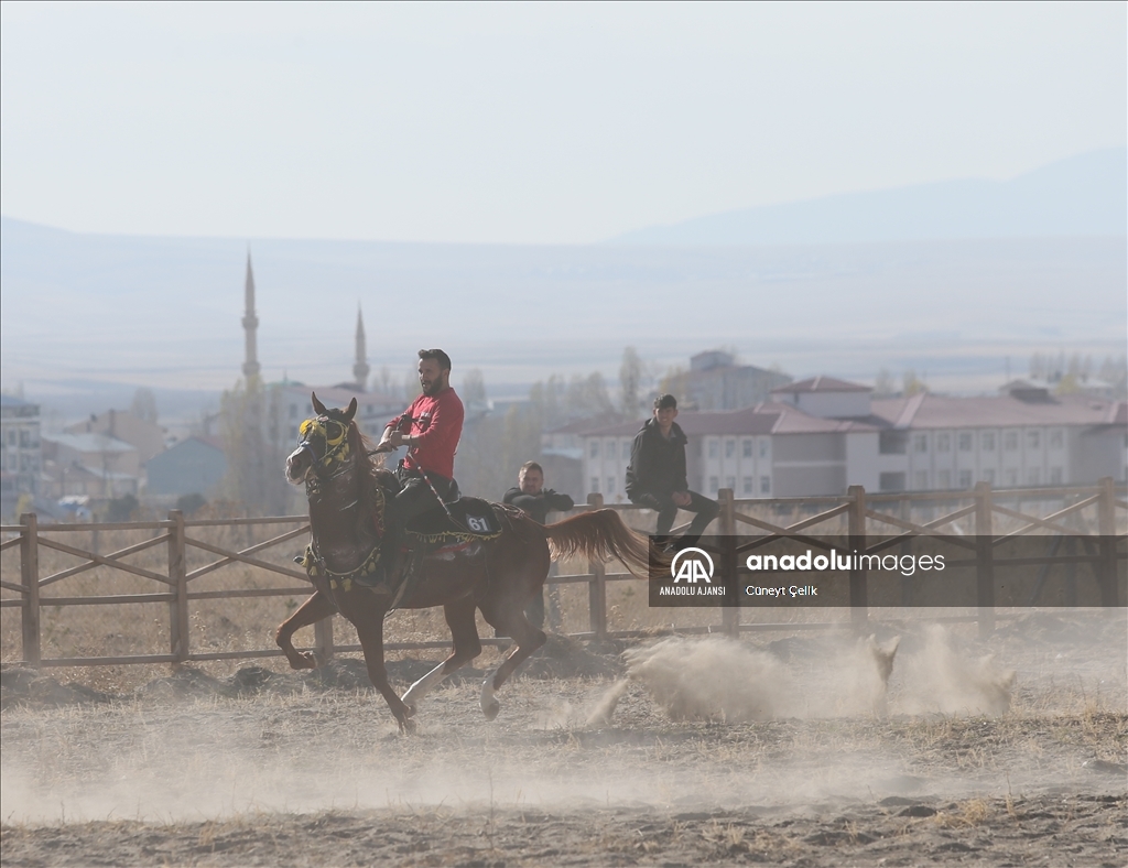 Kars'ta ata sporu cirit, köylülerin dostluk maçlarıyla yaşatılıyor