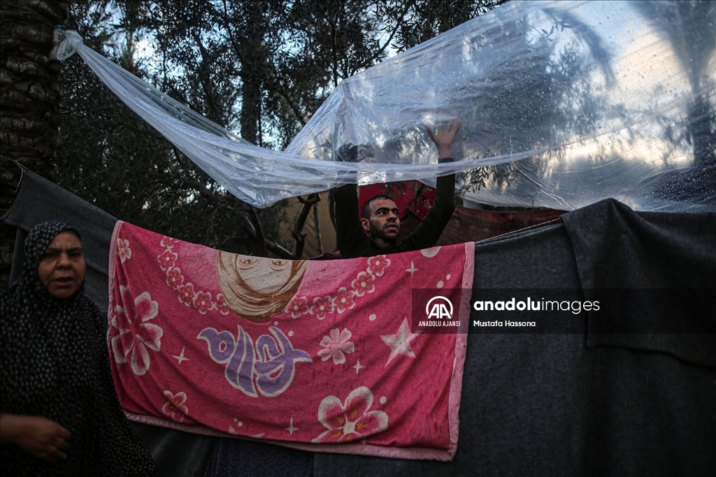 Gazze'deki Nasser Hastanesi'ne sığınan Filistinliler, zor şartlar altında yaşamlarını sürdürüyor