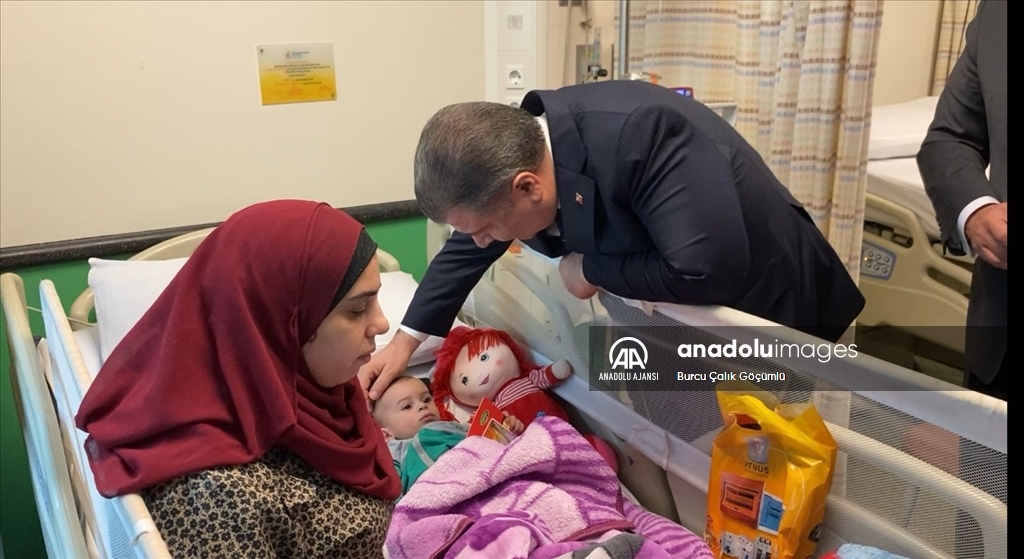 Sağlık Bakanı Koca, Mısır'da Filistinli kanser hastası çocuklarla buluştu