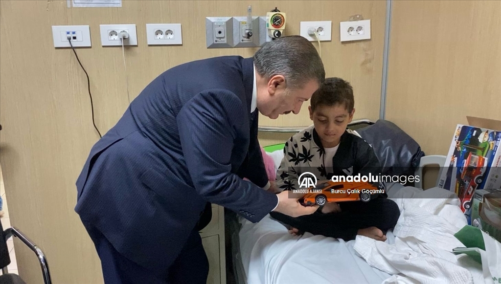 Sağlık Bakanı Koca, Mısır'da Filistinli kanser hastası çocuklarla buluştu