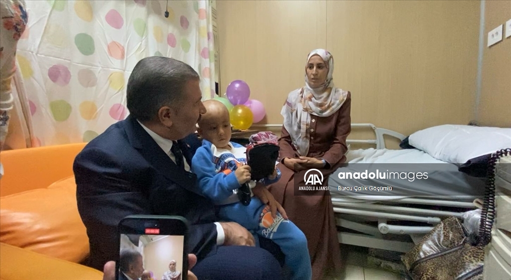 Sağlık Bakanı Koca, Mısır'da Filistinli kanser hastası çocuklarla buluştu
