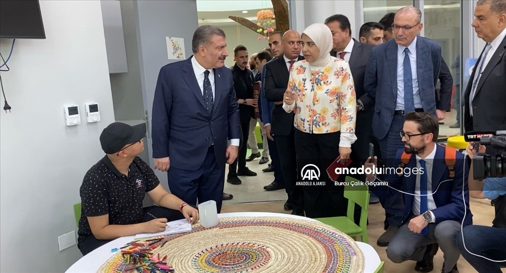 Sağlık Bakanı Koca, Mısır'da Filistinli kanser hastası çocuklarla buluştu