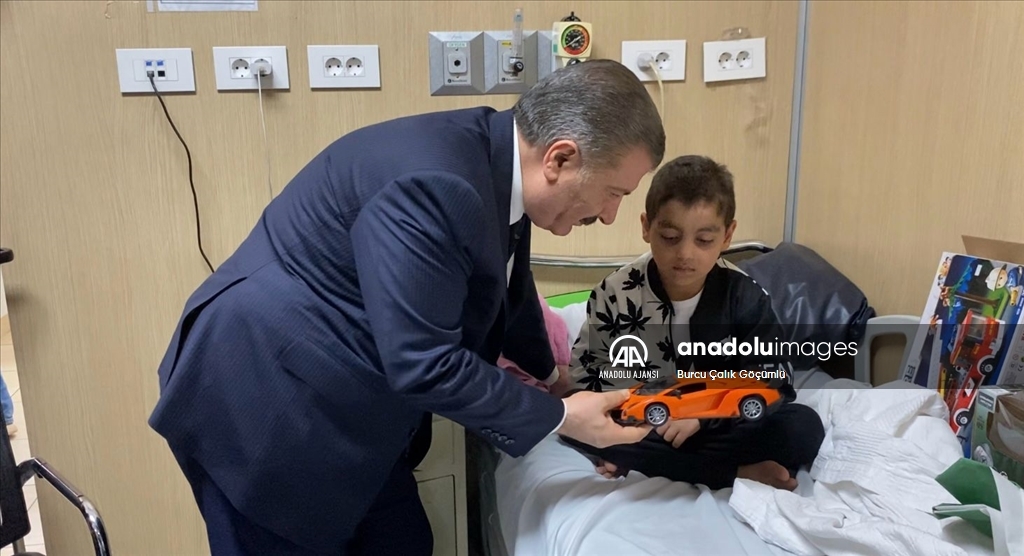 Sağlık Bakanı Koca, Mısır'da Filistinli kanser hastası çocuklarla buluştu