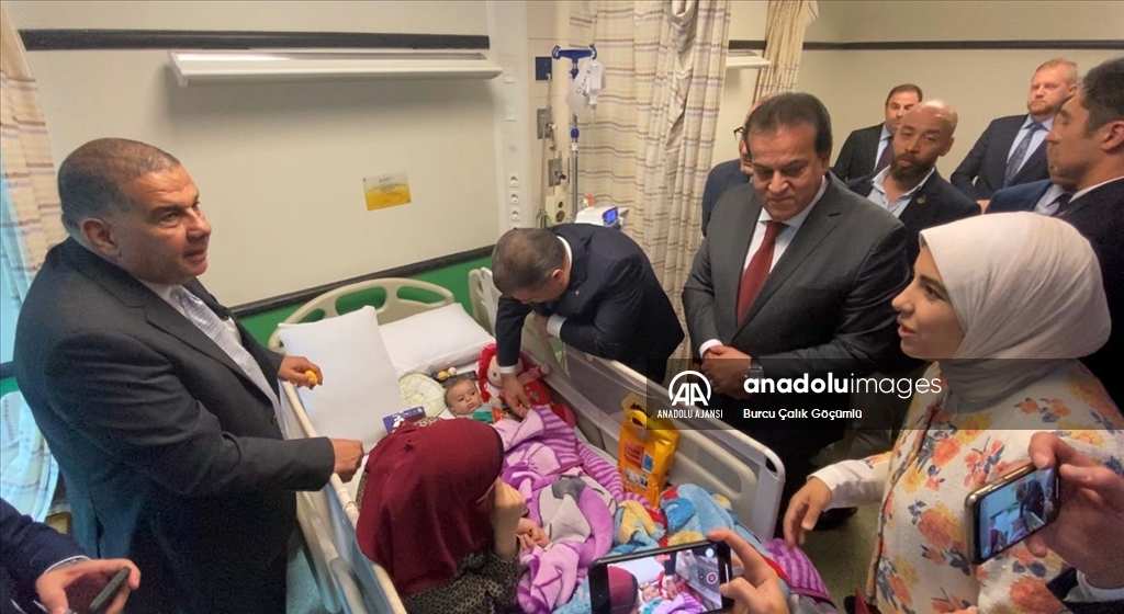 Sağlık Bakanı Koca, Mısır'da Filistinli kanser hastası çocuklarla buluştu