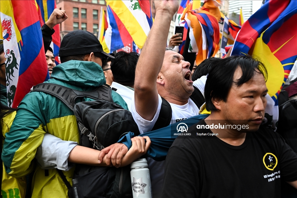 San Francisco'da Tibetli göstericiler, Çin Devlet Başkanı Xi Jinping'in destekçileriyle çatıştı