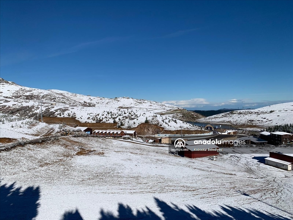 Karadeniz'in yüksek kesimlerine kar yağdı