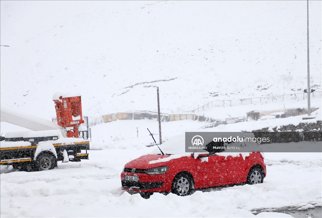 Rize'nin yüksek kesimlerine kar yağdı