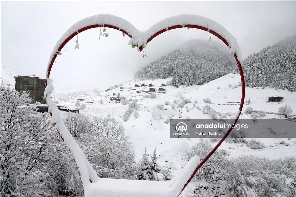 Rize'nin yüksek kesimlerine kar yağdı