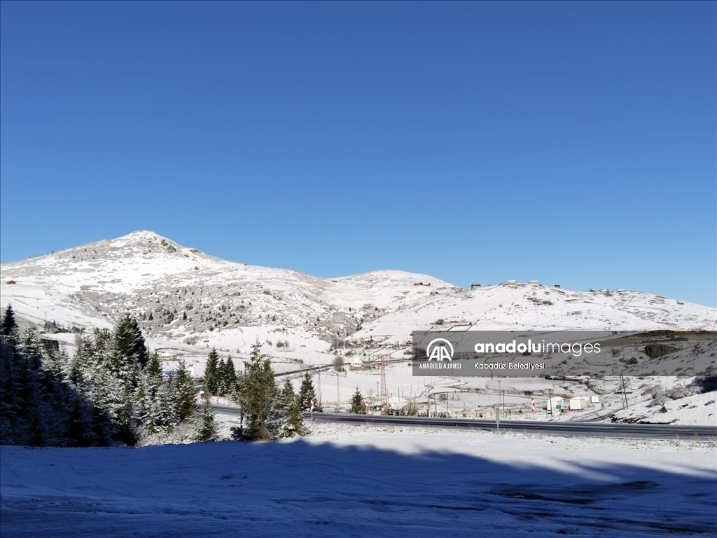 Karadeniz'in yüksek kesimlerine kar yağdı