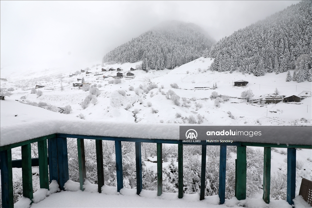 Rize'nin yüksek kesimlerine kar yağdı