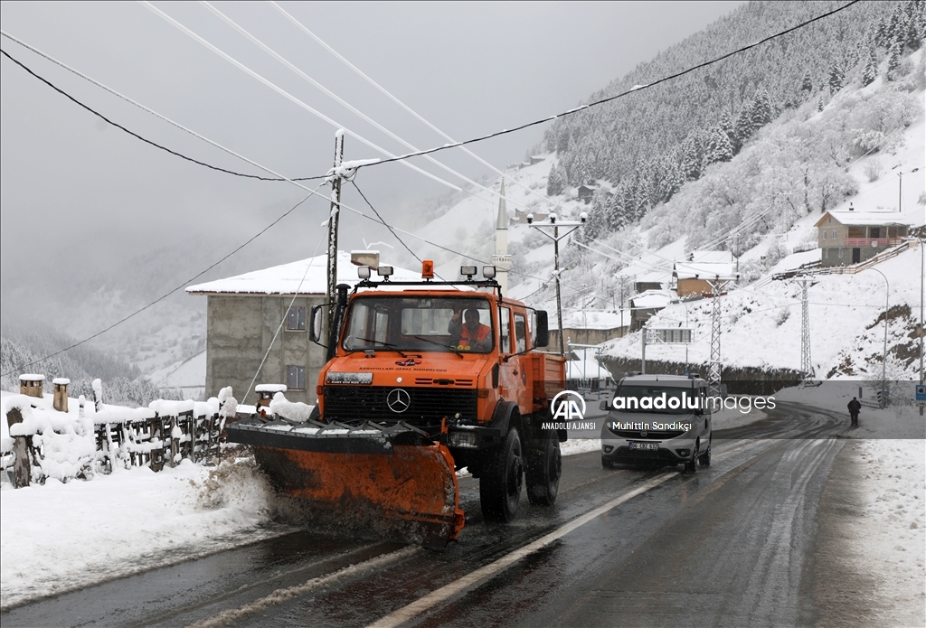 Rize'nin yüksek kesimlerine kar yağdı