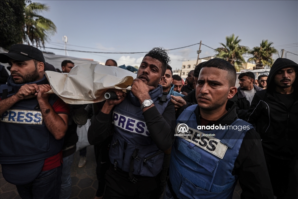 غزة.. تشيع جثامين صحفيين استشهدوا بقصف إسرائيلي على مخيم البريج