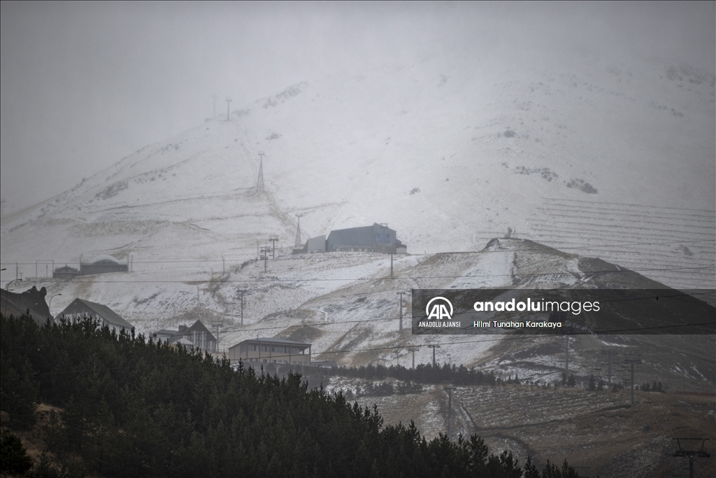 Erzurum'un yüksek kesimlerinde kar yağışı