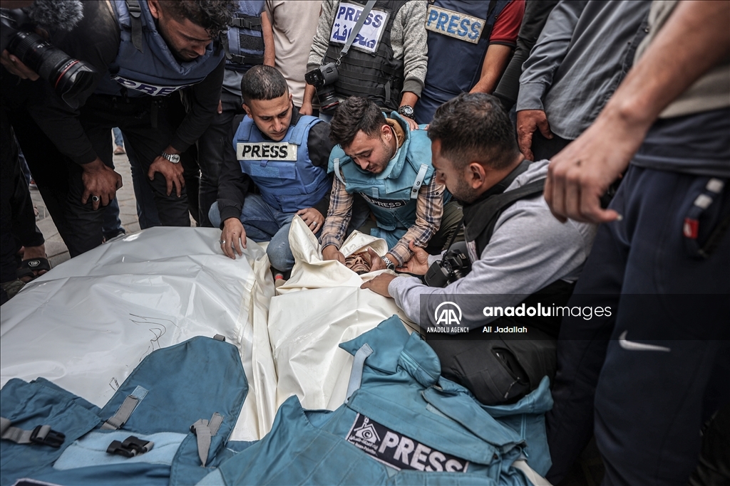Cérémonie funéraire pour les journalistes tués par les forces israéliennes à Gaza