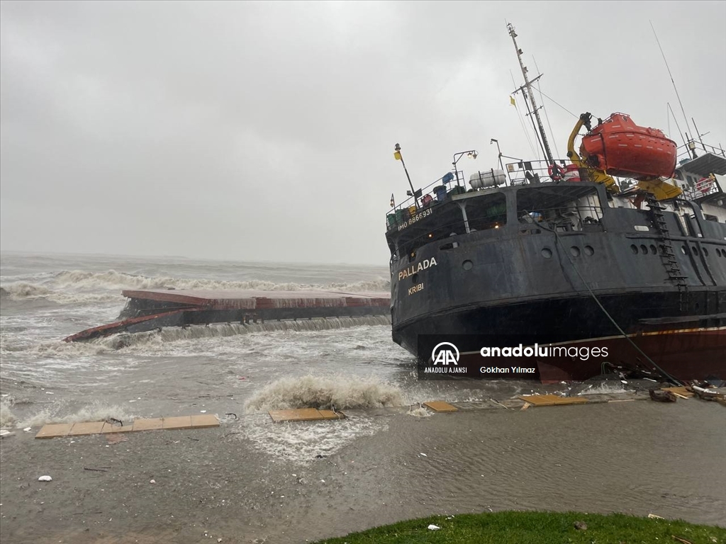 Zonguldak'ta fırtına nedeniyle ikiye bölünen geminin personeli tahliye edildi