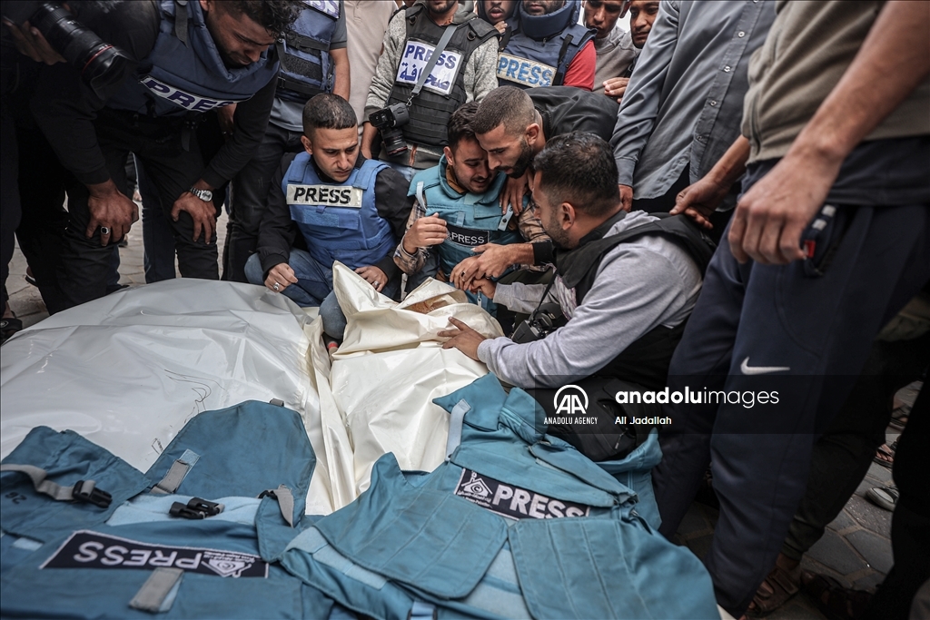 غزة.. تشيع جثامين صحفيين استشهدوا بقصف إسرائيلي على مخيم البريج