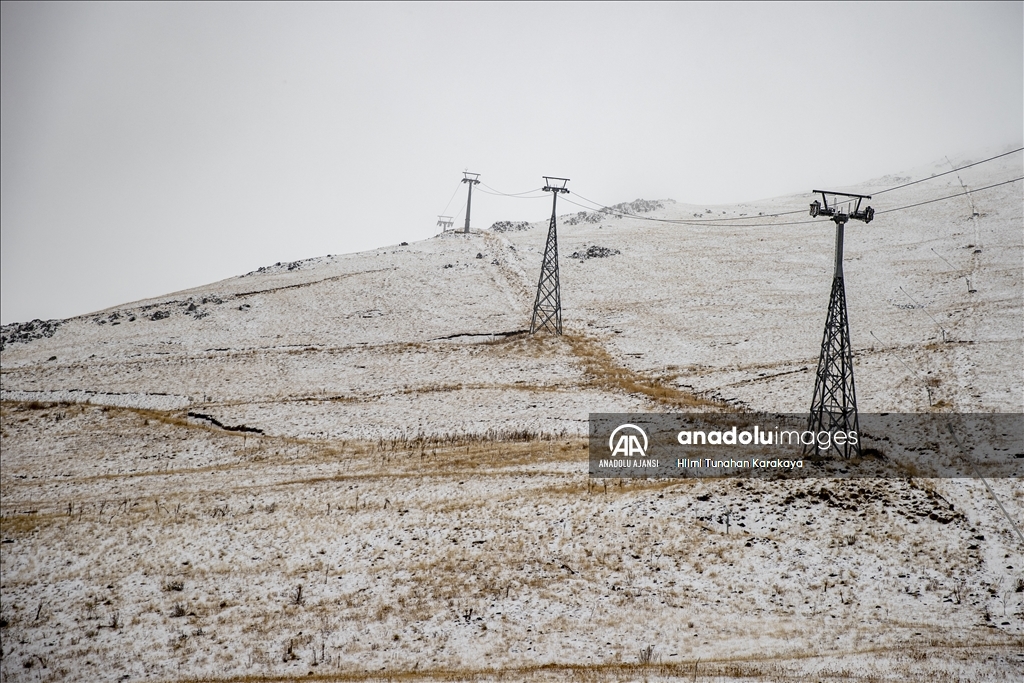 Erzurum'un yüksek kesimlerinde kar yağışı