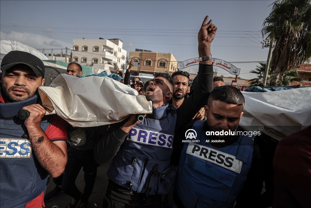غزة.. تشيع جثامين صحفيين استشهدوا بقصف إسرائيلي على مخيم البريج