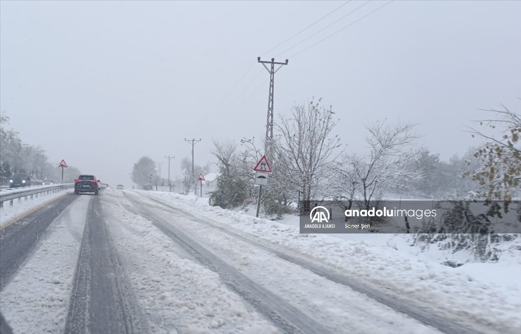 Düzce'de kar nedeniyle ulaşımda aksamalar yaşanıyor