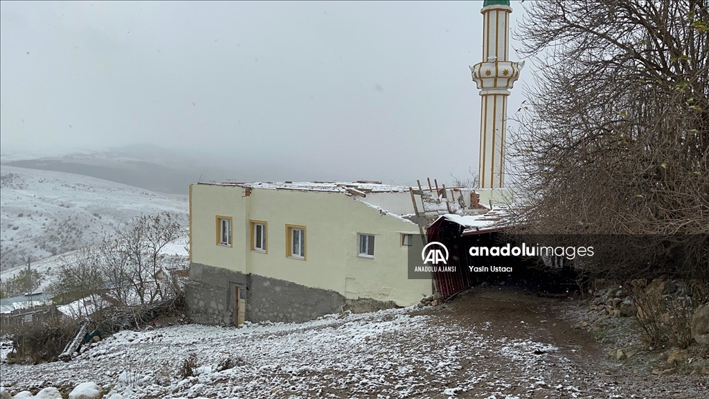 Çankırı'da şiddetli rüzgar cami çatısını uçurdu