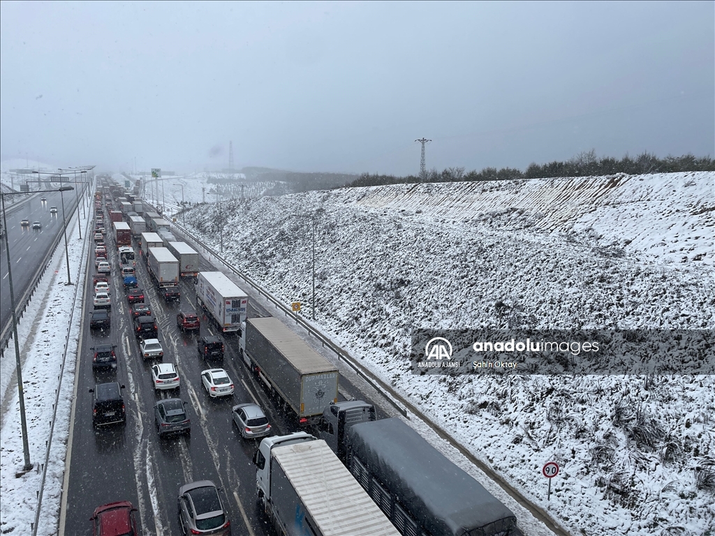 Kocaeli'deki kar yağışı, Kuzey Marmara Otoyolu'nda ulaşımı aksattı