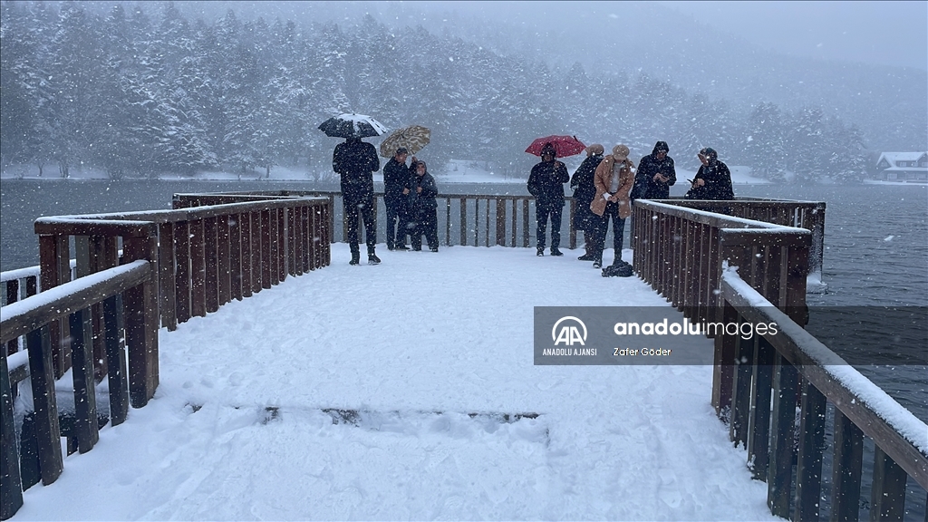 Gölcük Tabiat Parkı'nda kar kalınlığı 10 santimetreye ulaştı