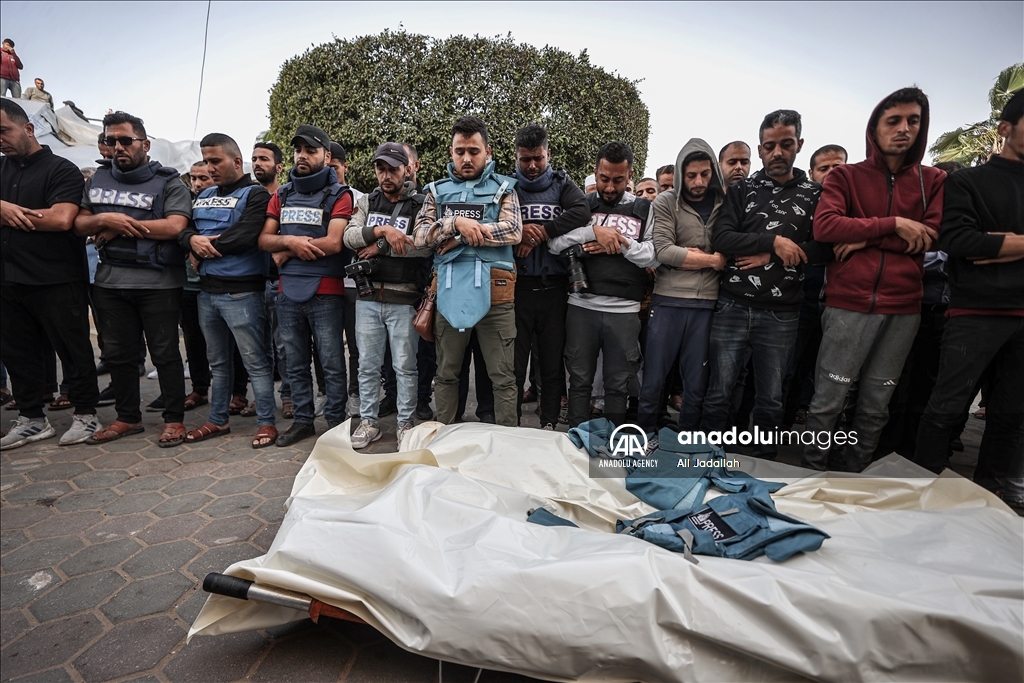 غزة.. تشيع جثامين صحفيين استشهدوا بقصف إسرائيلي على مخيم البريج