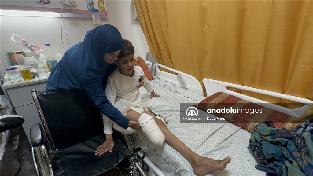 İsrail saldırılarında bir bacağını kaybeden Filistinli çocuk, futbolcu olma hayalinden vazgeçmiyor