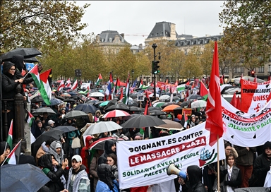 رغم المطر.. سكان باريس يناصرون الفلسطينيين في مظاهرة كبيرة