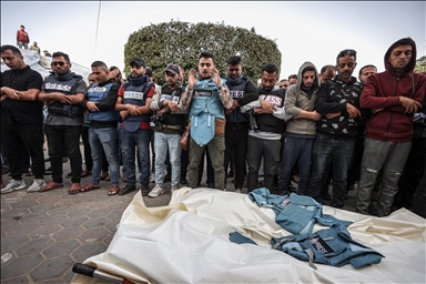 Cérémonie funéraire pour les journalistes et civils palestiniens tués par les forces israéliennes à Gaza