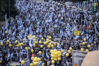 عشرات آلاف الإسرائيليين يتظاهرون قبالة مكتب نتنياهو بالقدس الغربية