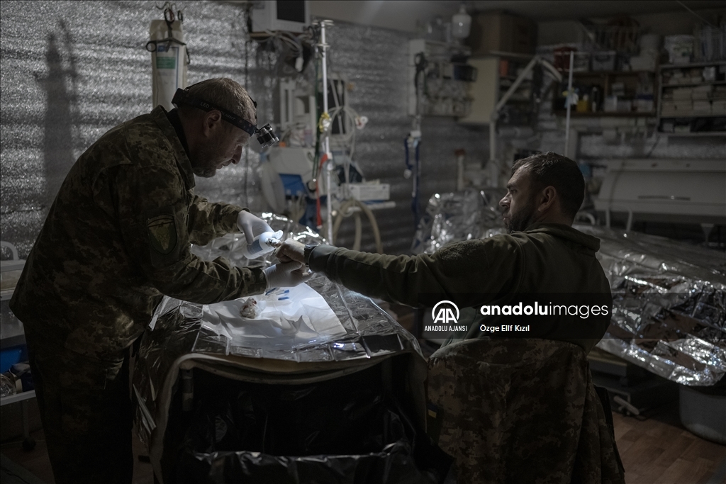 Ukraynalı sağlık ekipleri cephede yaralanan askerlerin hayatını kurtarmak için zor şartlarda görevde