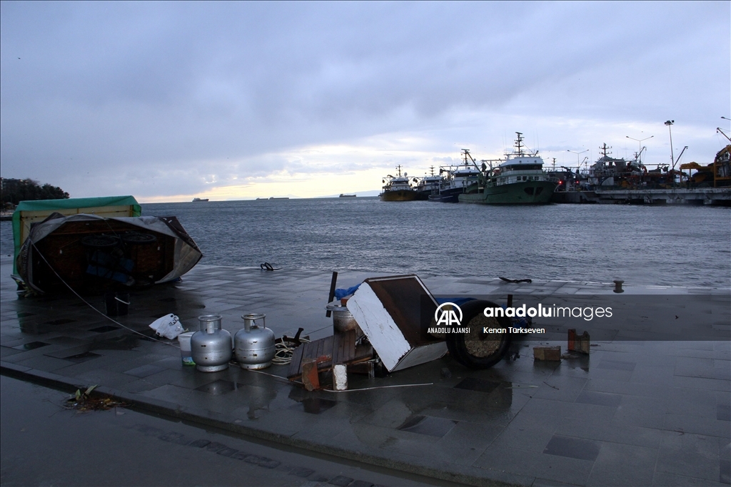Sinop'ta yük gemileri fırtına nedeniyle doğal limana sığındı