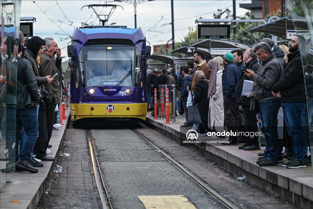 İstanbul'da ara tatilin ardından okulların açılmasıyla trafik yoğunluğu oluştu