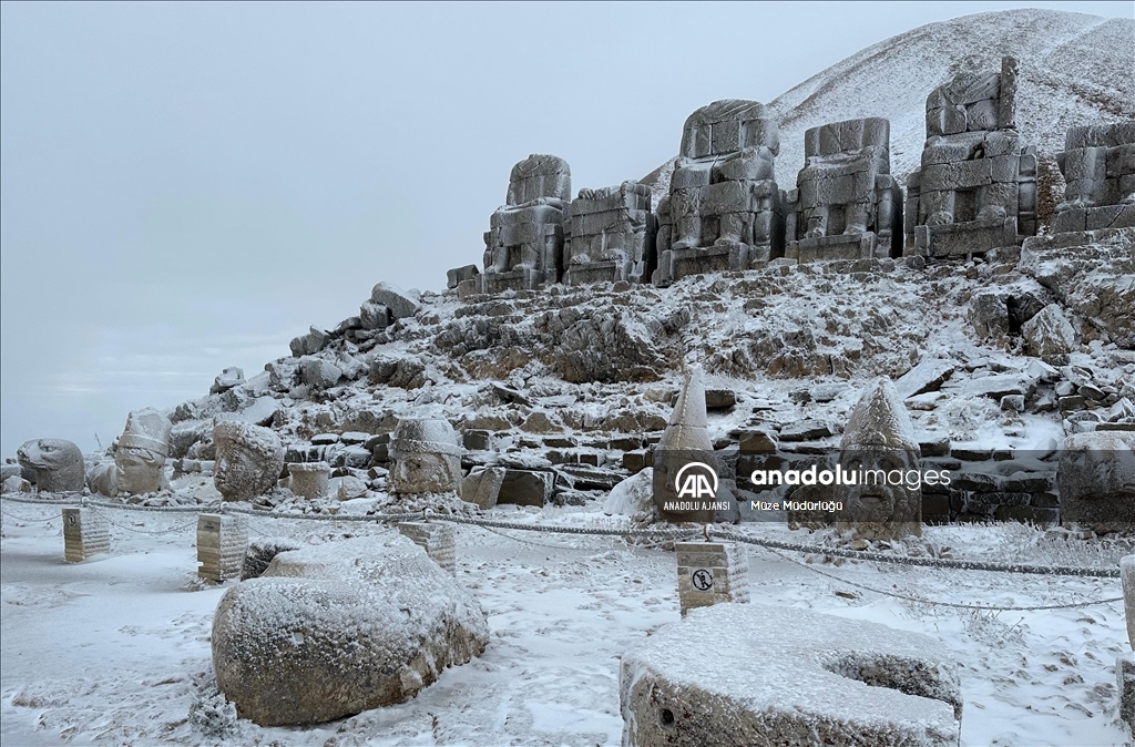 Nemrut Dağı'na yılın ilk karı yağdı