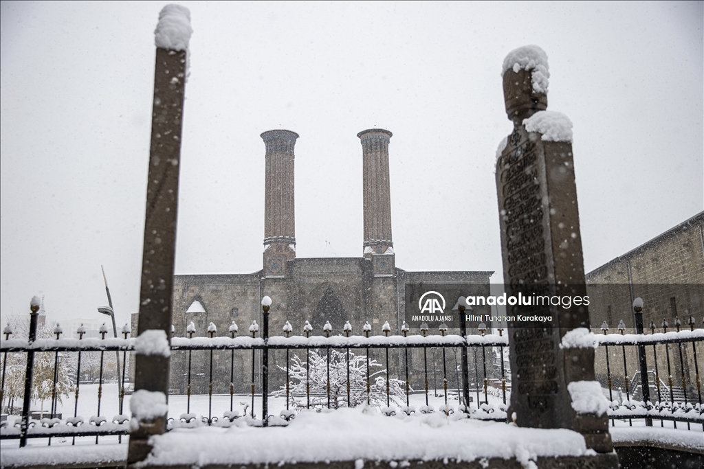 Erzurum'da kar ve soğuk hava etkili oluyor