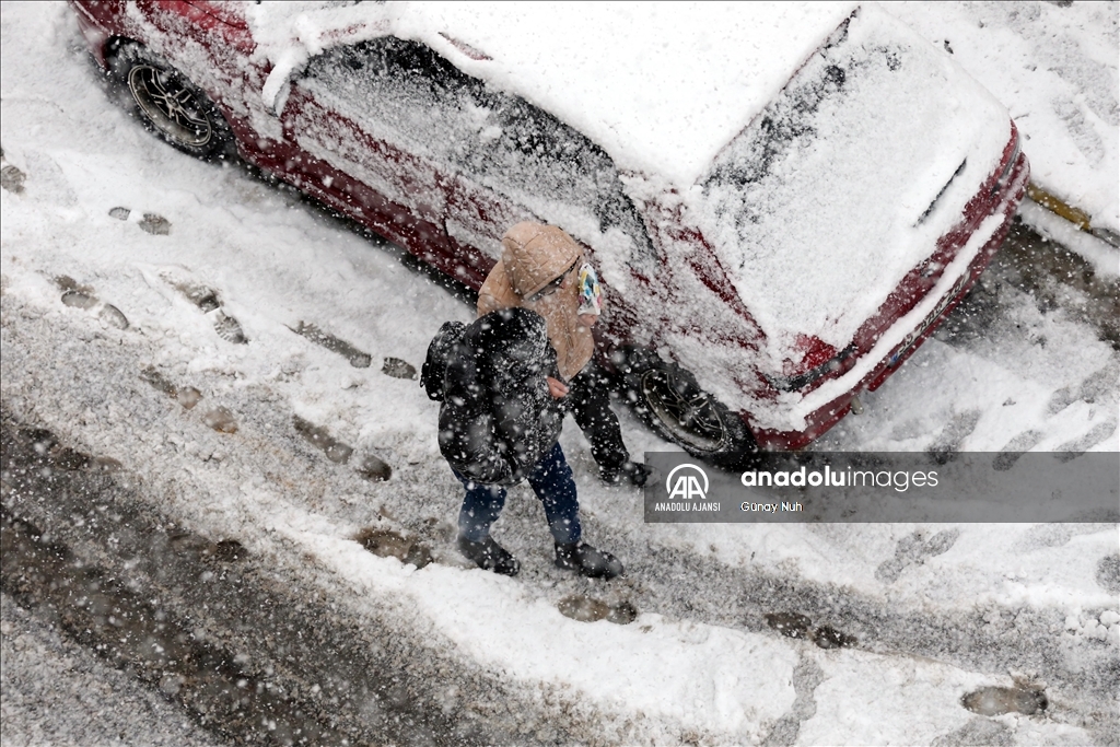 Ardahan'da kar ve soğuk hava etkili oluyor