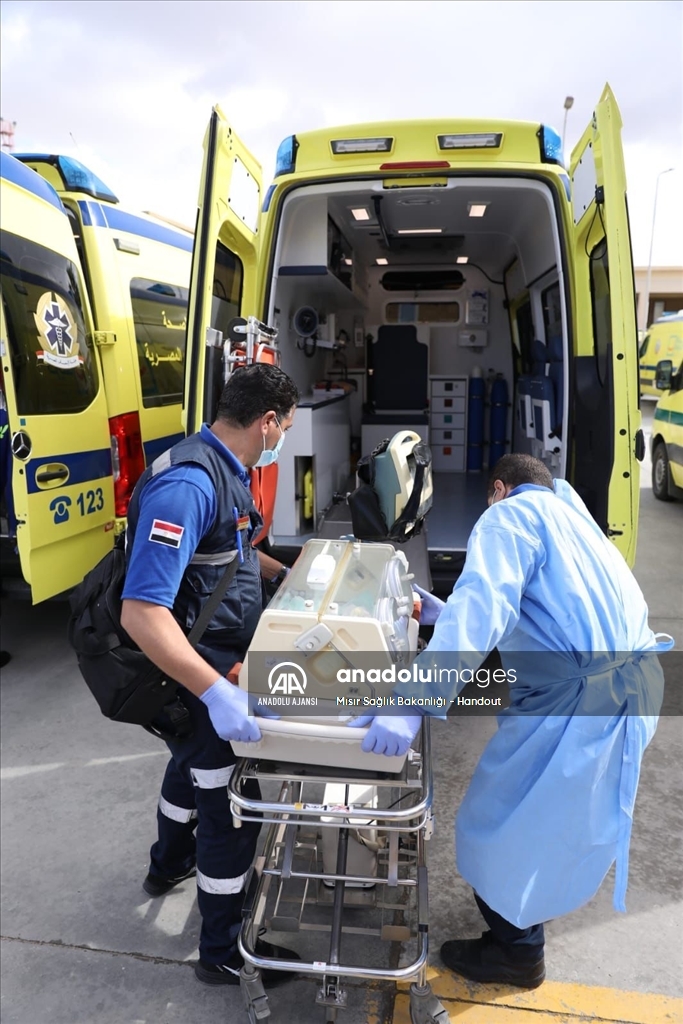 Gazze'den çıkarılan 28 prematüre bebek Mısır'a getirildi