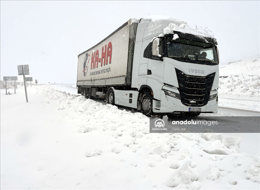 Ardahan'da kar ve tipi nedeniyle tırlar yolda kaldı