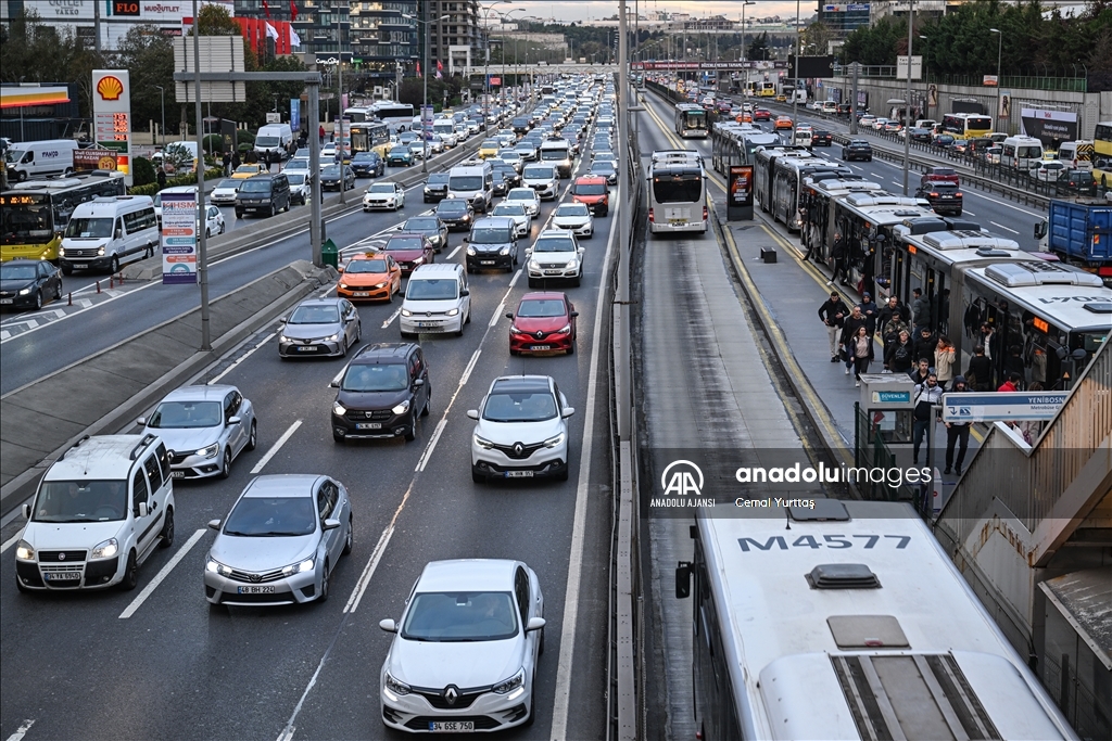 İstanbul'da ara tatilin ardından okulların açılmasıyla trafik yoğunluğu oluştu
