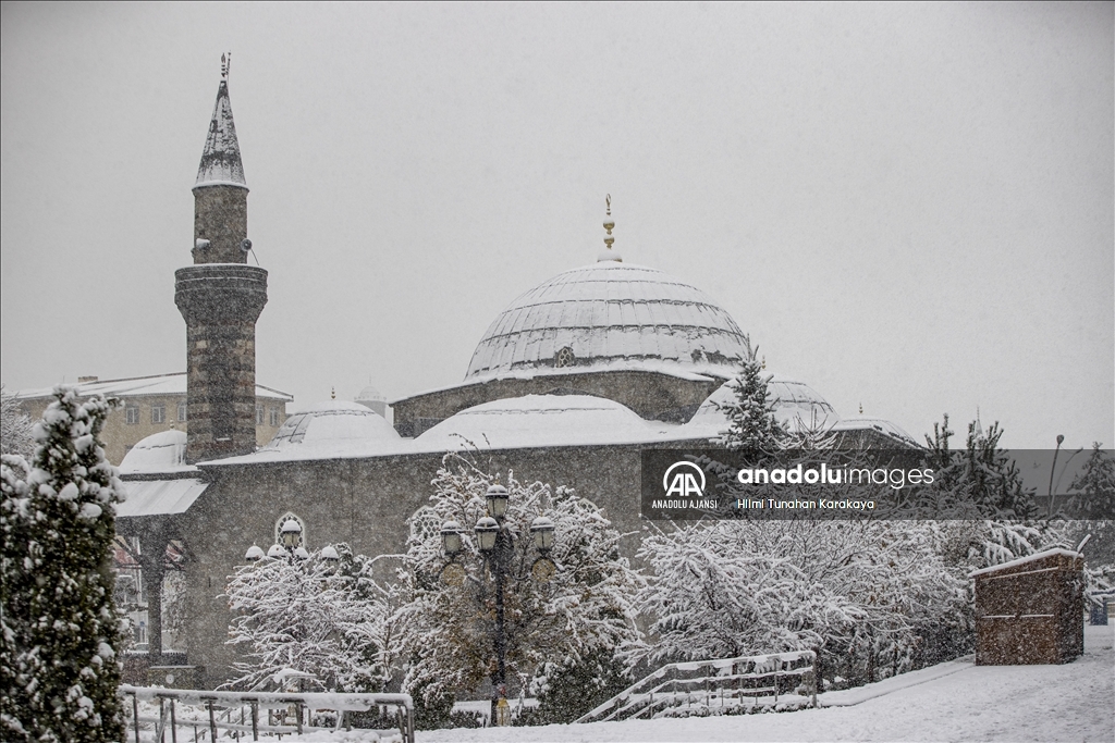 Erzurum'da kar ve soğuk hava etkili oluyor