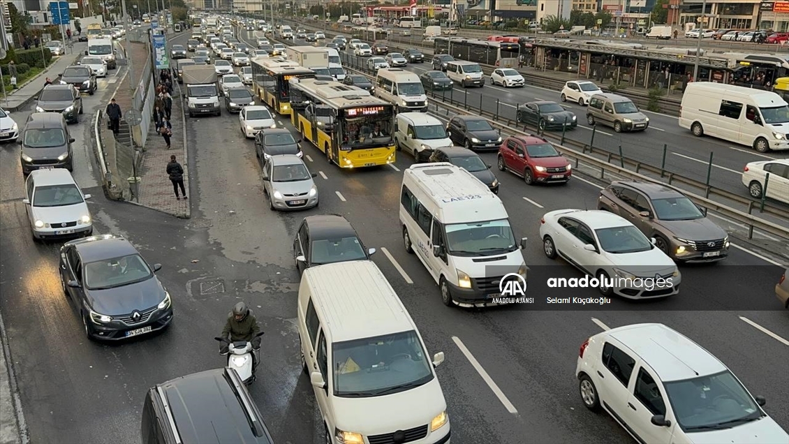 İstanbul'da ara tatilin ardından okulların açılmasıyla trafik yoğunluğu oluştu
