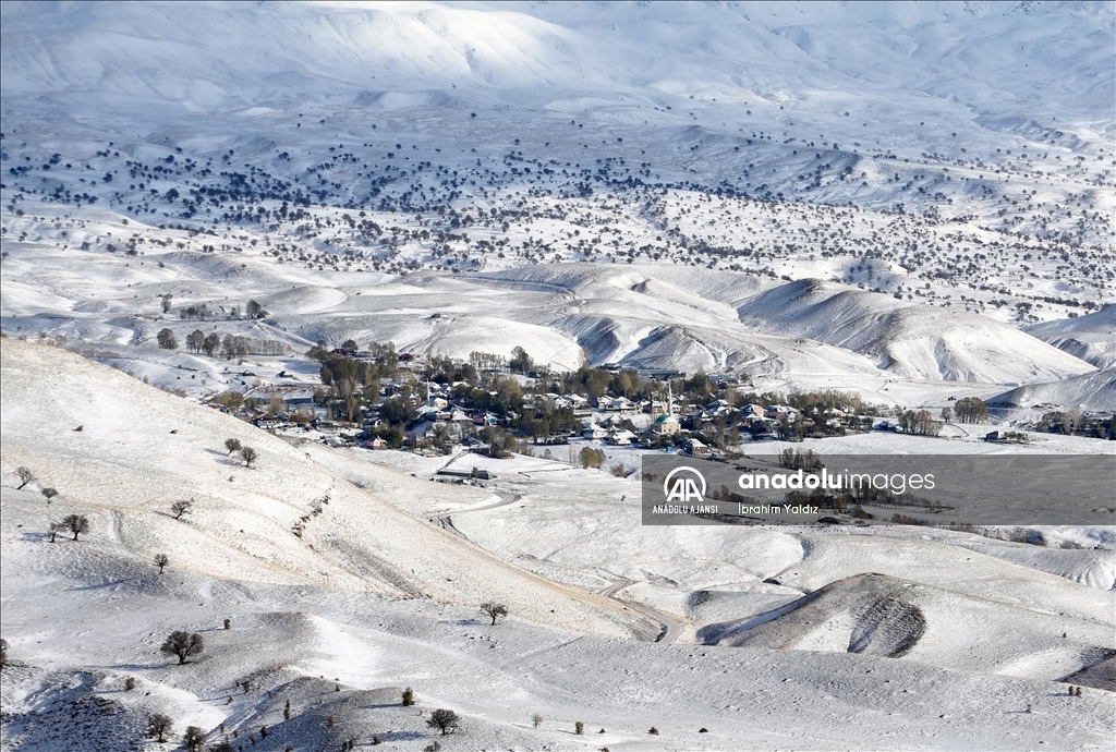 Muş'ta yüksek kesimdeki köyler beyaza büründü