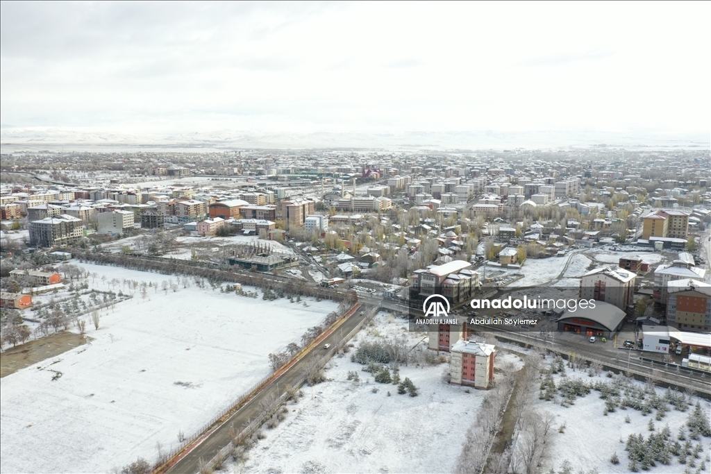 Ağrı'da karla kaplanan şehir merkezi ile diğer yerleşim yerleri dronla görüntülendi