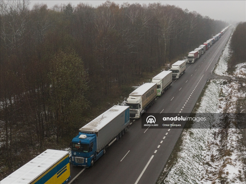 Polonyalı kamyon şoförlerinin protestosu Ukrayna sınırında araç kuyruğuna neden oldu