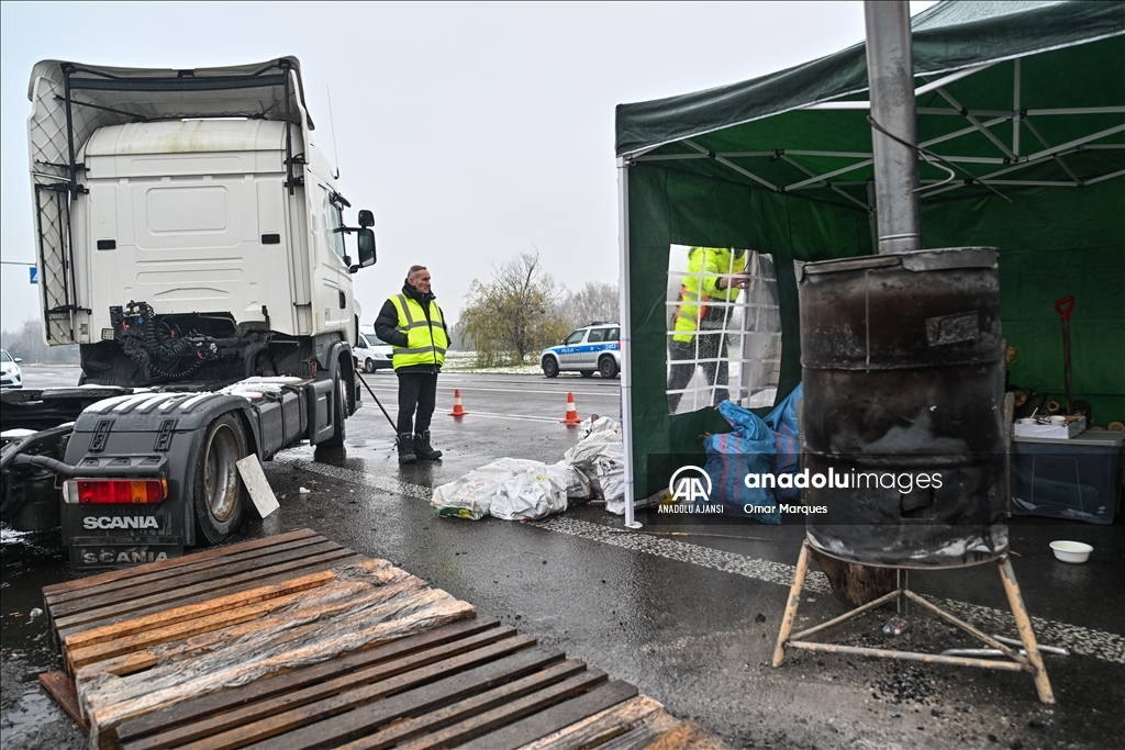 Polonyalı kamyon şoförlerinin protestosu Ukrayna sınırında araç kuyruğuna neden oldu