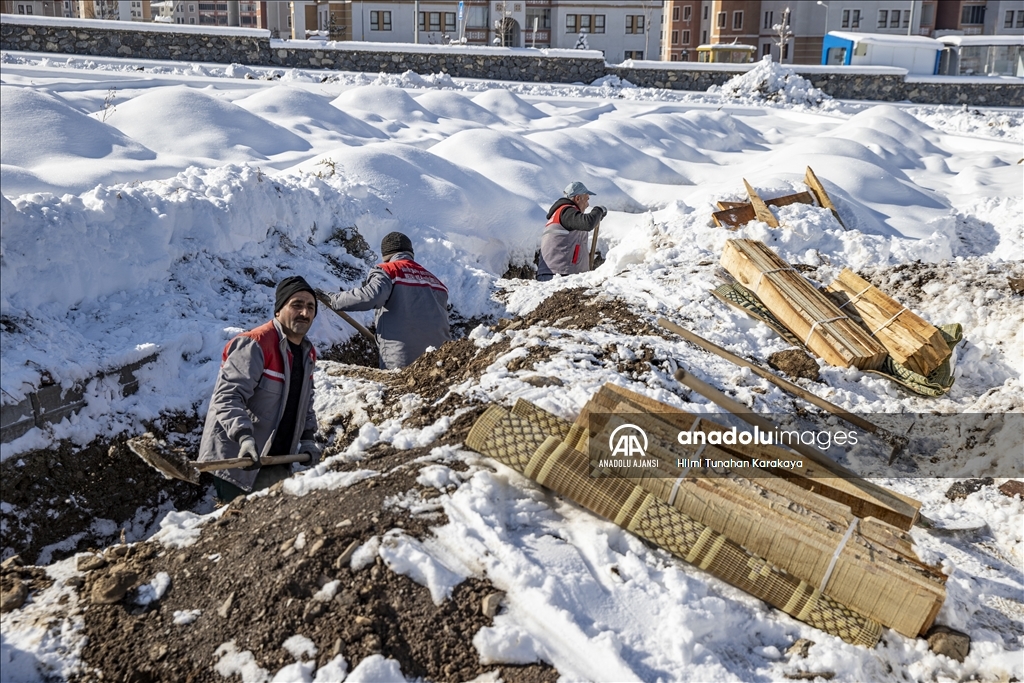 Erzurum'da mezar kazma işlemi kara kış gelmeden yapıldı