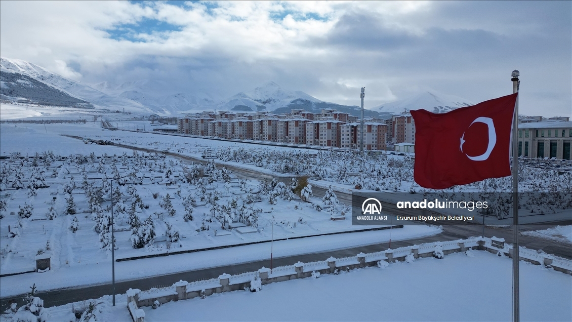 Erzurum'da mezar kazma işlemi kara kış gelmeden yapıldı